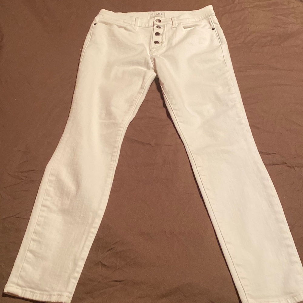 Frame denim jeans. Le High Skinny with 4 buttons for closure.